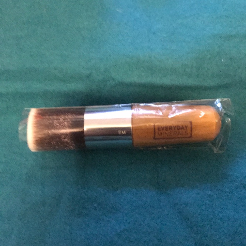 Flat top face brush